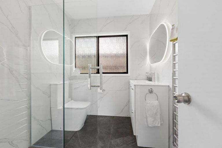 Photo of property in 2/64 Langana Avenue, Browns Bay, Auckland, 0630