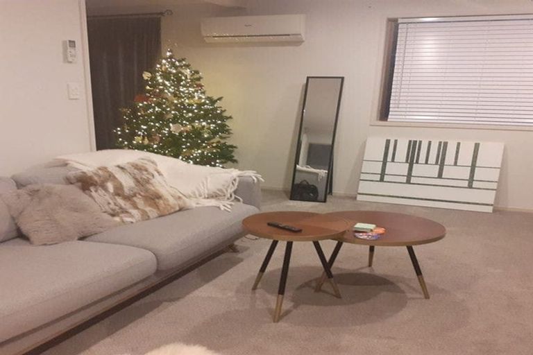 Photo of property in 36 Deverell Place, Northcross, Auckland, 0632