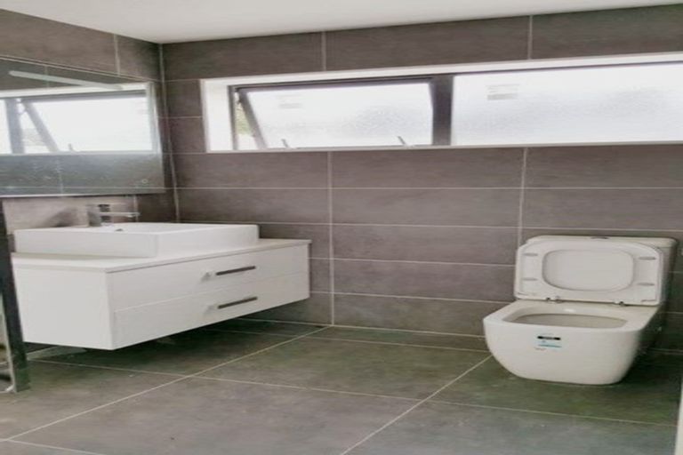 Photo of property in 16 Takutai Avenue, Bucklands Beach, Auckland, 2012