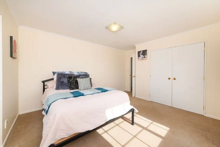 Photo of property in 2 Rosebank Avenue, Kelvin Grove, Palmerston North, 4414