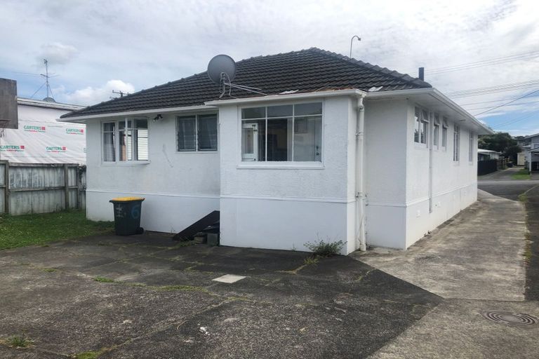 Photo of property in 6 Taipari Road, Te Atatu Peninsula, Auckland, 0610