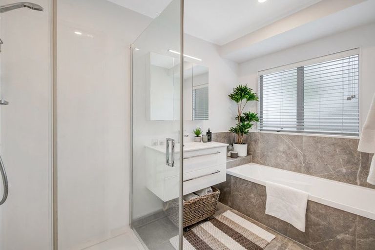 Photo of property in 12 Godwin Court, Unsworth Heights, Auckland, 0632