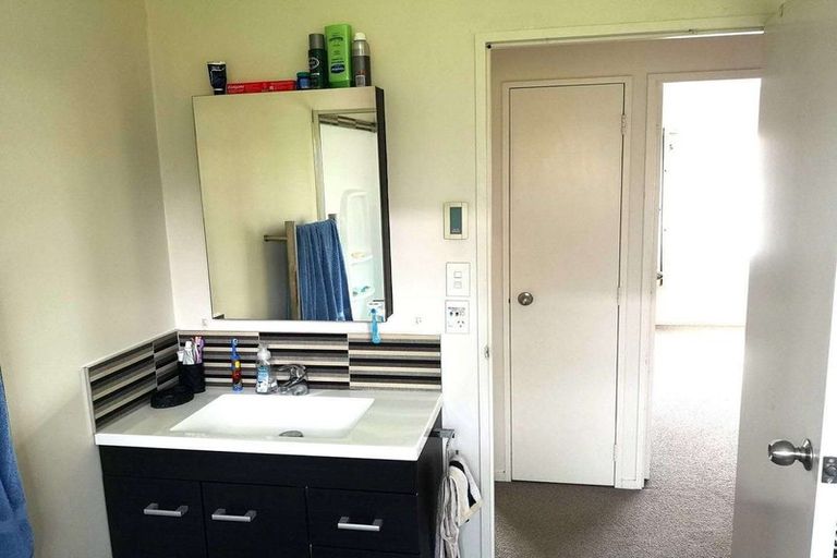 Photo of property in 93 Totaravale Drive, Totara Vale, Auckland, 0629