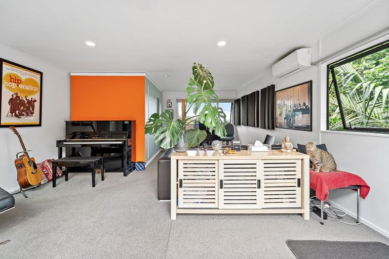 Photo of property in 2/2 Parr Terrace, Castor Bay, Auckland, 0620