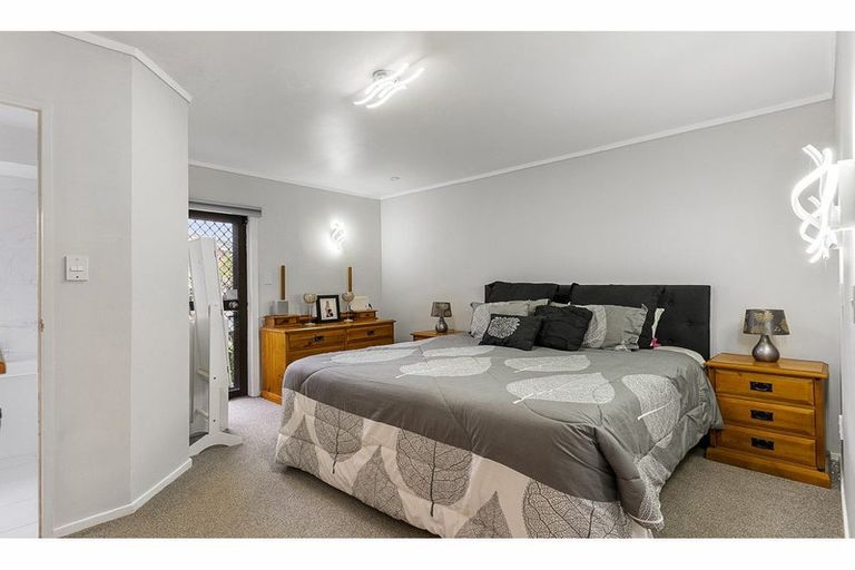 Photo of property in 3 Voltaire Court, Botany Downs, Auckland, 2010