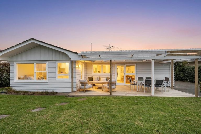 Photo of property in 18 Booralee Avenue, Botany Downs, Auckland, 2010