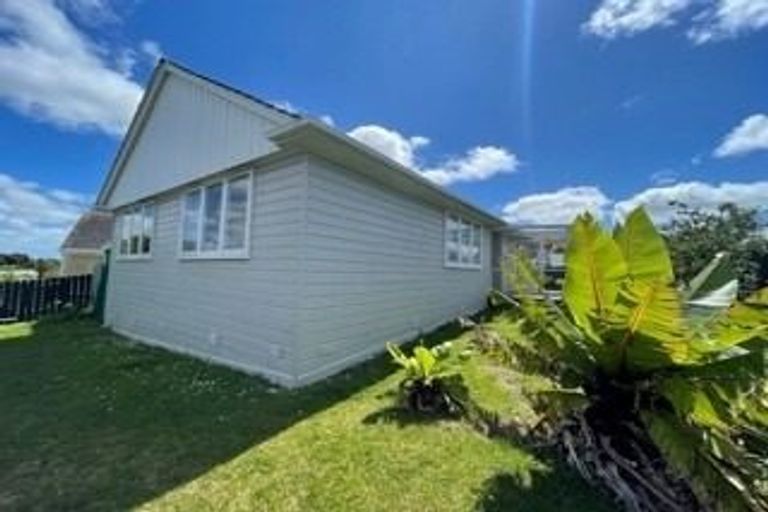 Photo of property in 1/47 Luckens Road, West Harbour, Auckland, 0618
