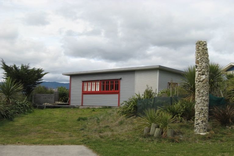 Photo of property in 42 Sarah Street, Waikawa Beach, Levin, 5573