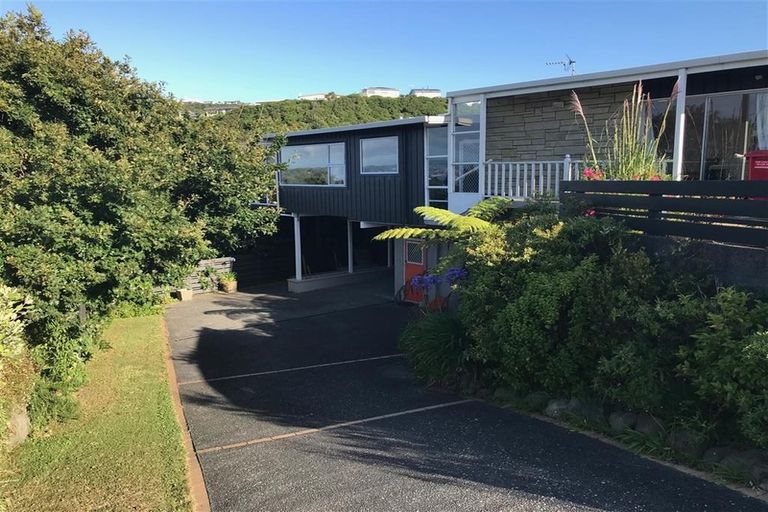 Photo of property in 105 Dowse Drive, Maungaraki, Lower Hutt, 5010