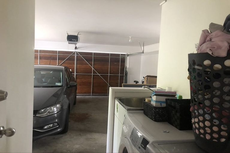 Photo of property in 2/4 Currell Way, Somerville, Auckland, 2014