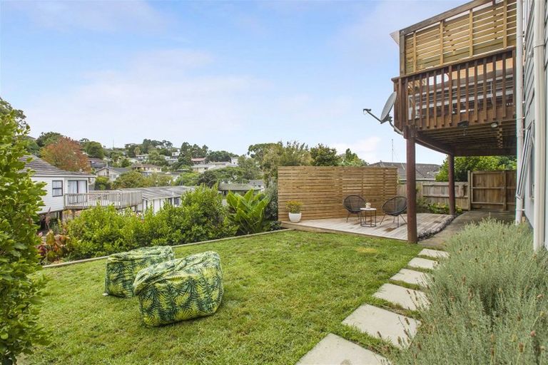 Photo of property in 1/12 Wanita Place, Totara Vale, Auckland, 0629