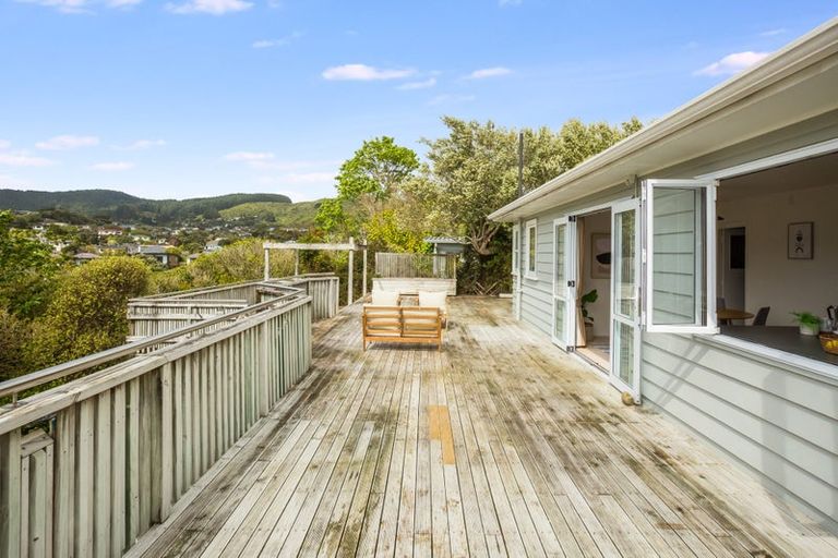Photo of property in 15 Tainui Terrace, Tawa, Wellington, 5028