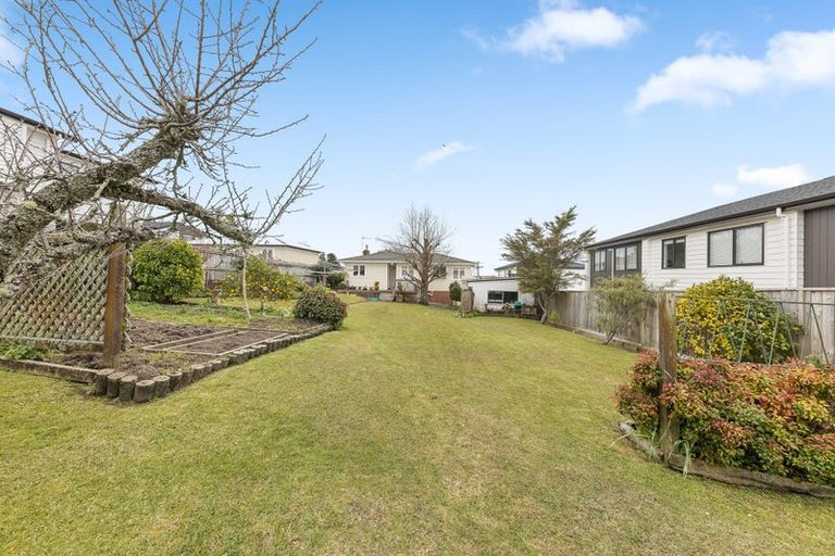 Photo of property in 5 Valron Road, Te Atatu South, Auckland, 0602