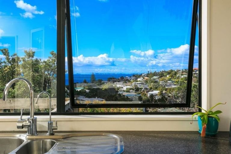 Photo of property in 2/10 Kiteroa Terrace, Rothesay Bay, Auckland, 0630