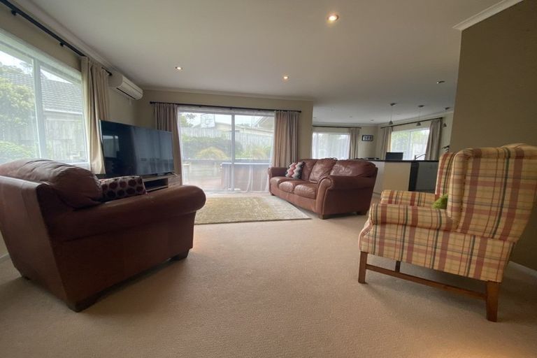 Photo of property in 35 Cleat Street, Whitby, Porirua, 5024
