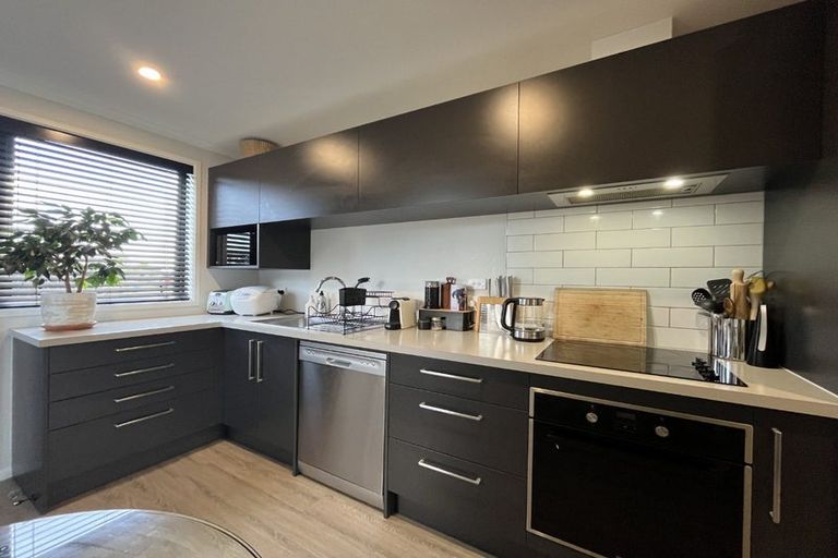 Photo of property in 10 Discovery Place, Marfell, New Plymouth, 4310