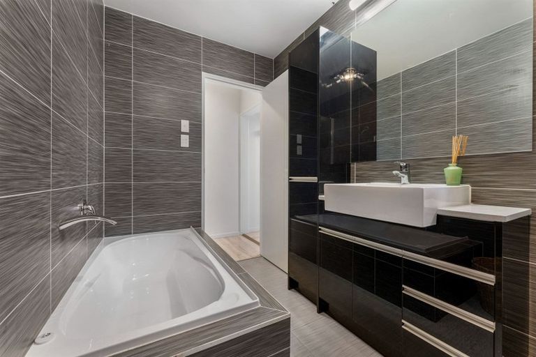 Photo of property in 9 Gwendoline Avenue, Te Atatu Peninsula, Auckland, 0610