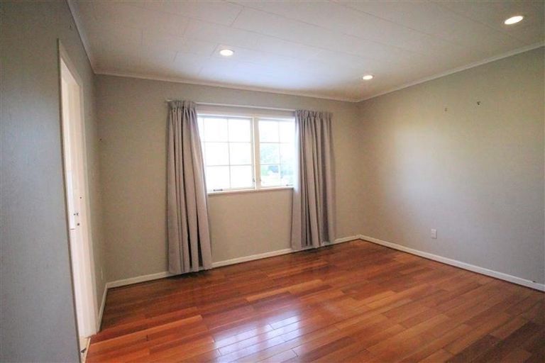 Photo of property in 988 East Coast Road, Northcross, Auckland, 0632