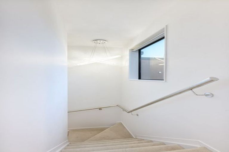 Photo of property in 17d Crosby Road, West Harbour, Auckland, 0618