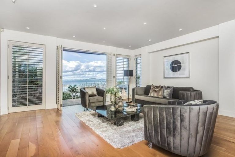 Photo of property in 20 Courtneys, West Harbour, Auckland, 0618
