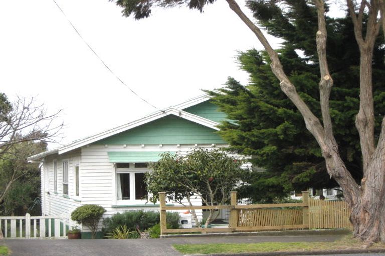 Photo of property in 3 Kitchener Terrace, Moturoa, New Plymouth, 4310