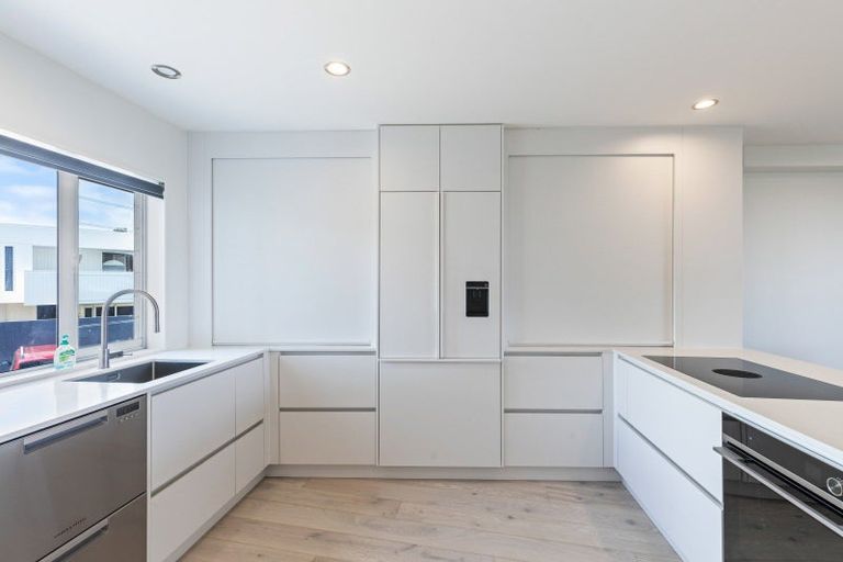 Photo of property in Weekeston Apartments, 2a Nobs Line, Strandon, New Plymouth, 4312