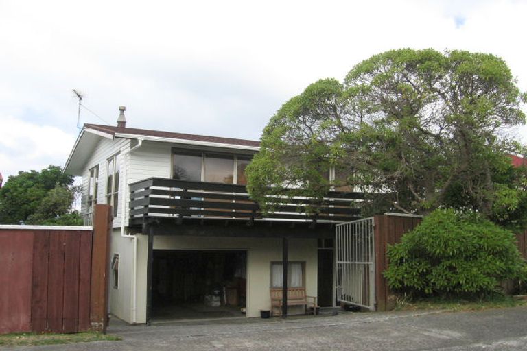 Photo of property in 2 Aramoana Place, Maupuia, Wellington, 6022