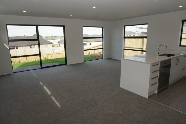 Photo of property in 24 Pakaraka Drive, Papakura, 2110
