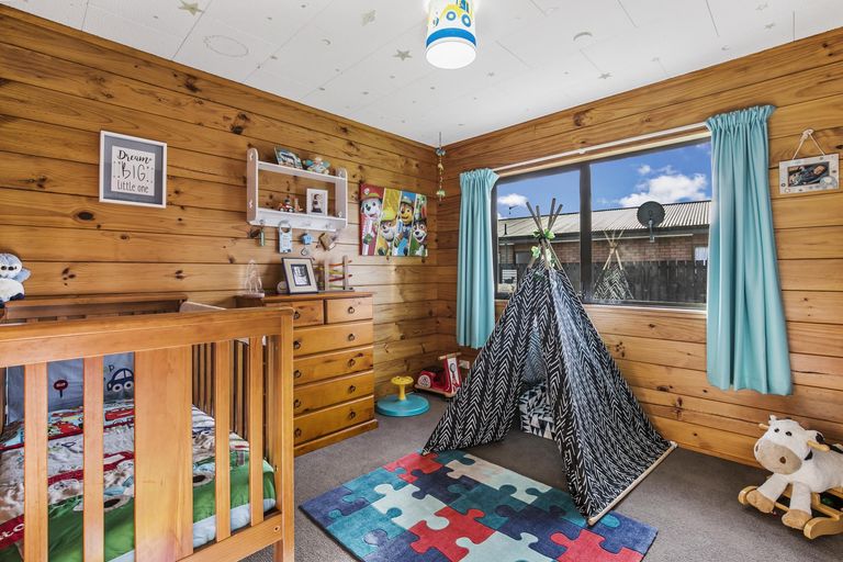 Photo of property in 11 Coolen Place, Tuakau, 2121