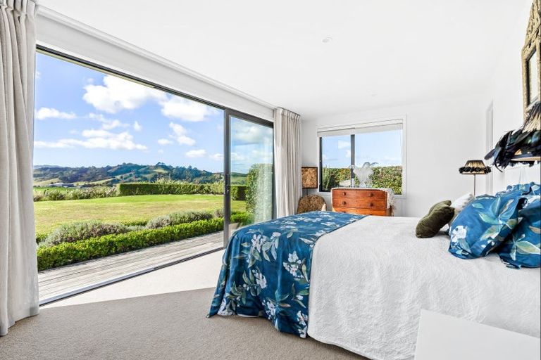 Photo of property in 16 Tamahunga Drive, Matakana, Warkworth, 0985