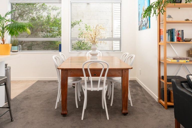 Photo of property in 28 Tiketike Way, Brooklyn, Wellington, 6021