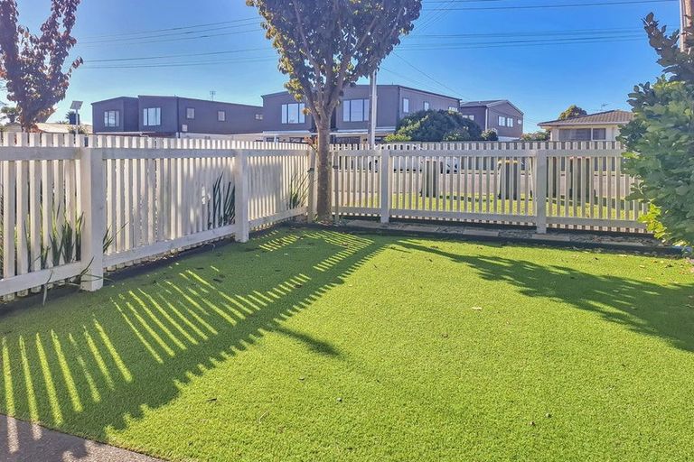 Photo of property in 2/598 Te Atatu Road, Te Atatu Peninsula, Auckland, 0610