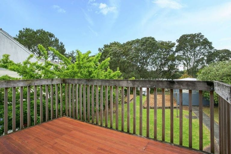 Photo of property in 37 Beaubank Road, Kelston, Auckland, 0602
