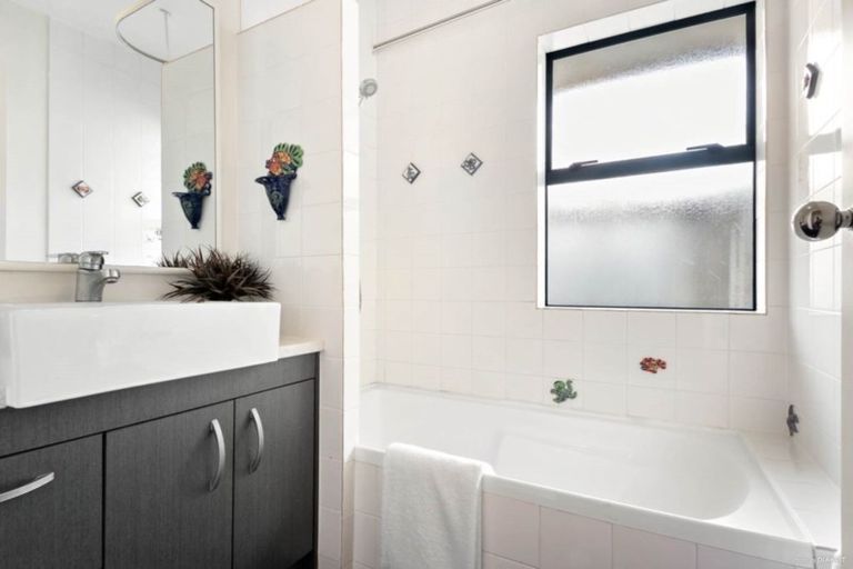 Photo of property in 7 Harbour Lights Close, West Harbour, Auckland, 0618