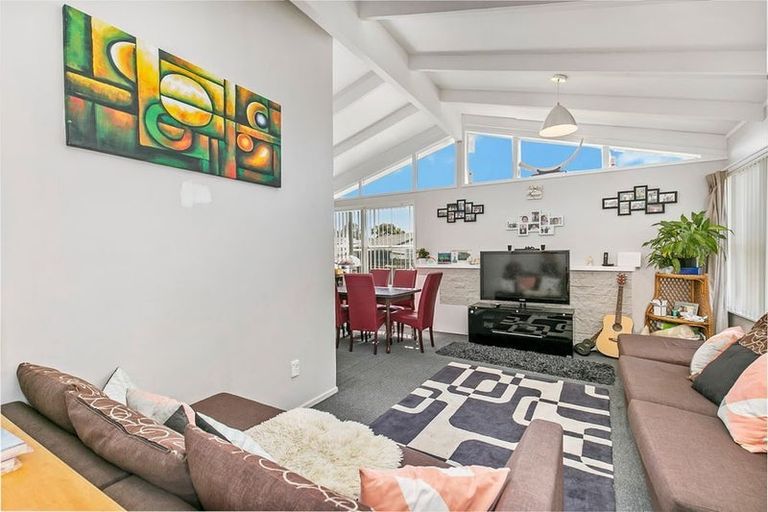 Photo of property in 28 Sabulite Road, Kelston, Auckland, 0602