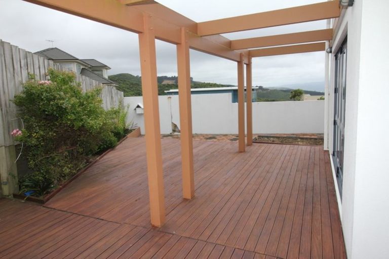 Photo of property in 28 Tamworth Crescent, Newlands, Wellington, 6037
