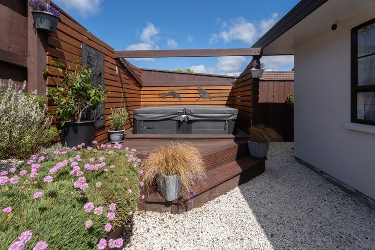 Photo of property in 15 Kentwood Drive, Woodridge, Wellington, 6037