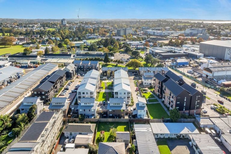 Photo of property in 14 Eileen Newey Place, Henderson, Auckland, 0612