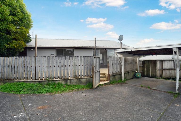 Photo of property in 1/24a Waimumu Road, Massey, Auckland, 0614