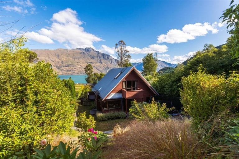 Photo of property in 36 Arawata Terrace, Sunshine Bay, Queenstown, 9300