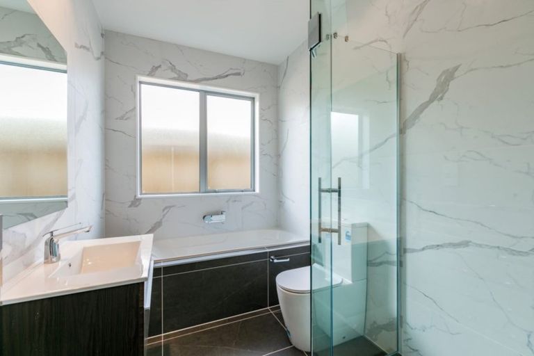 Photo of property in 14 Ropere Street, Kumeu, 0810