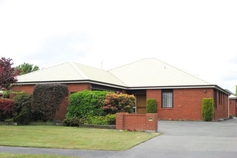 Photo of property in 2/30 Cricklewood Place, Avonhead, Christchurch, 8042