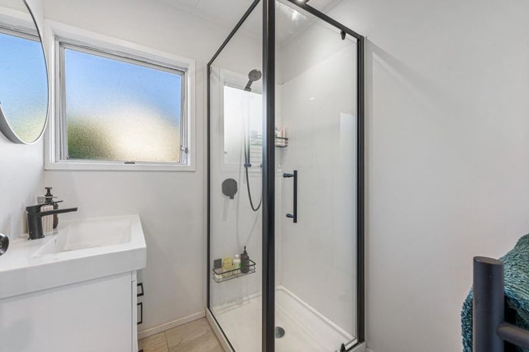 Photo of property in 92b Beach Road, Te Atatu Peninsula, Auckland, 0610