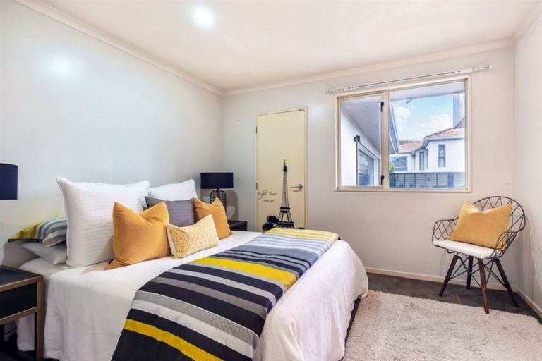 Photo of property in 8 Red Oak Place, Schnapper Rock, Auckland, 0632