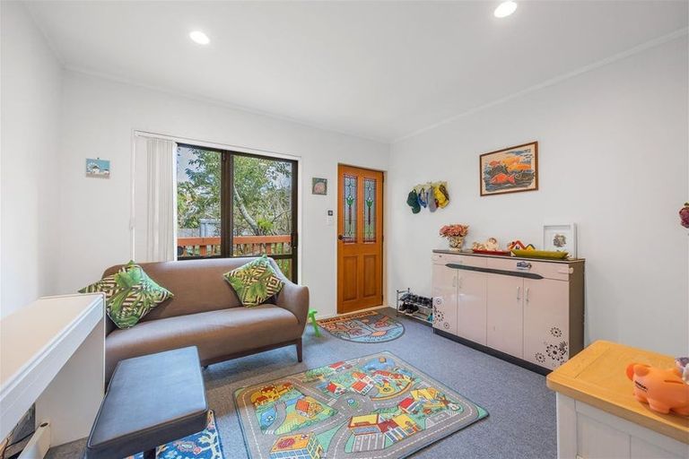 Photo of property in 2/9 Ridgewood Crescent, Birkenhead, Auckland, 0626