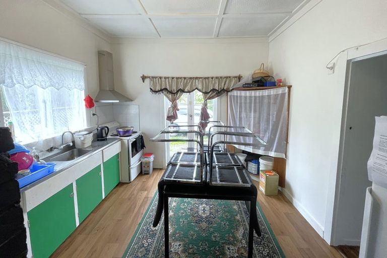 Photo of property in 11 Clayburn Road, Glen Eden, Auckland, 0602