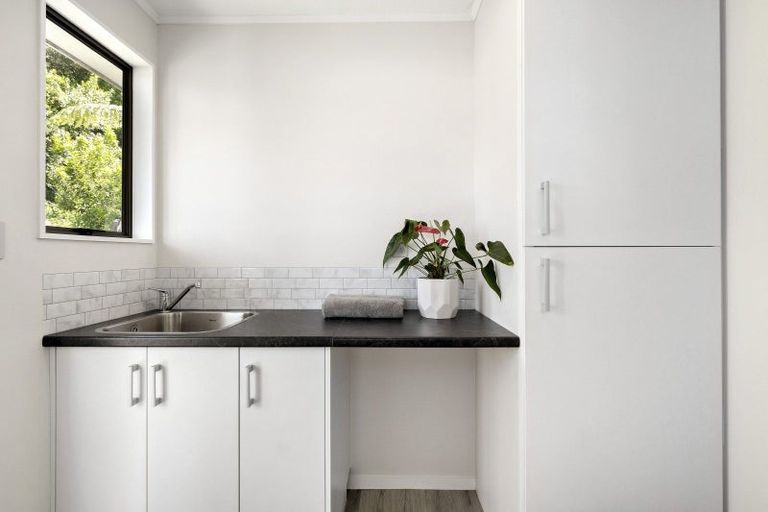 Photo of property in 5 Sasanqua Way, Crofton Downs, Wellington, 6035