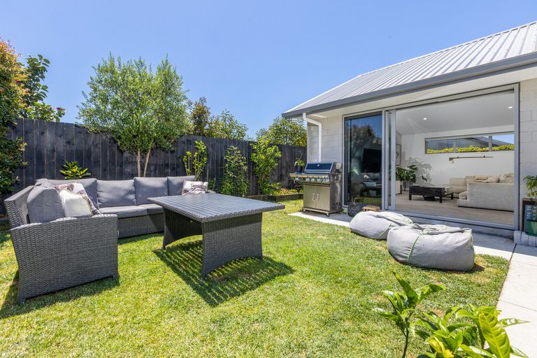 Photo of property in 27 Hiria Crescent, Papamoa Beach, Papamoa, 3118