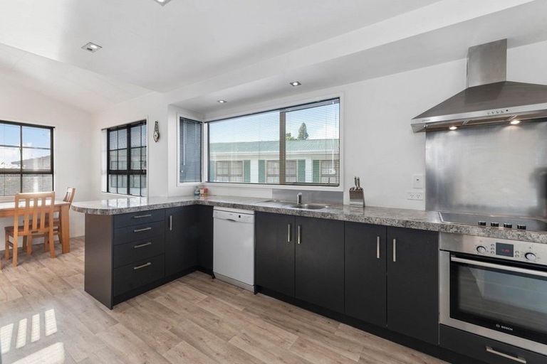 Photo of property in 8 Taurus Place, Kawaha Point, Rotorua, 3010