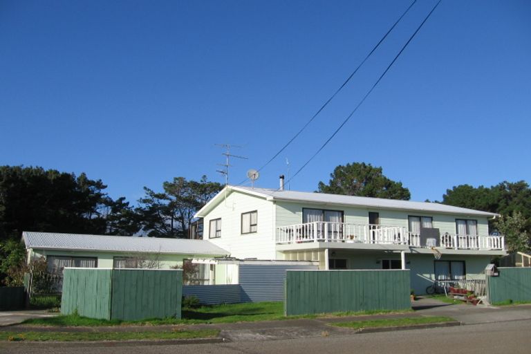 Photo of property in 16 Atua Street, Waikanae Beach, Waikanae, 5036